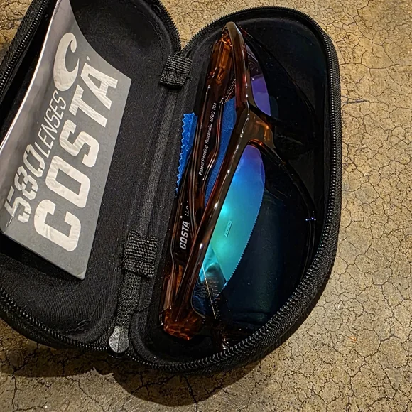 Costa Sunglasses with Case - Picture 3 of 6